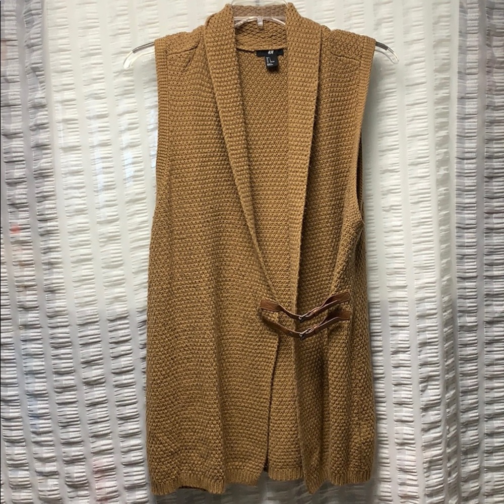 Camel vest with buckle closure